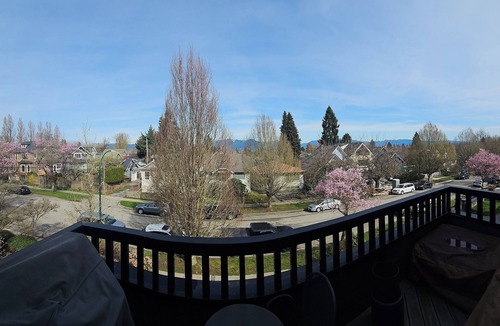 Riley Park House | Top Floor Private Suite | King Bed | Balcony View | 15 min to Downtown Vancouver