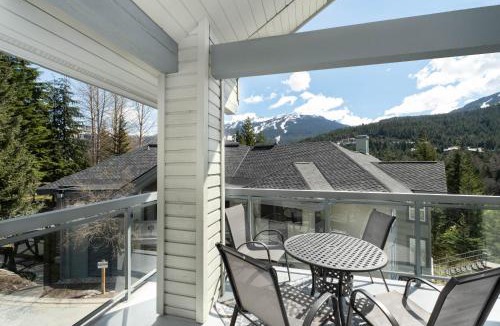 Blueberry Hill House | Top Floor Suite with Mountain Views by Harmony Whistler