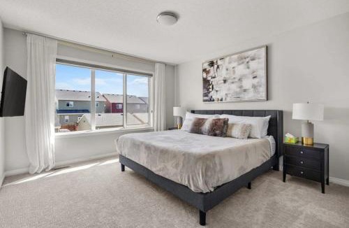 Northwest Calgary House | Top Rated Luxury House with Central AC, Double Garage Parking, 2 Kitchens, 5 Bedrooms & More!