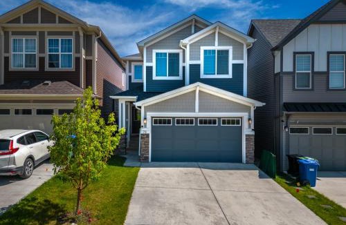 Northwest Calgary House | Top Rated Luxury House with Central AC, Double Garage Parking, 2 Kitchens, 5 Bedrooms & More!