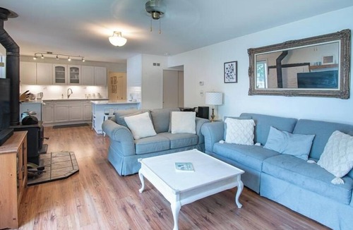 Baysville Cottage | Totayo Lakehouse - Waterfront Cottage w/ Hot Tub