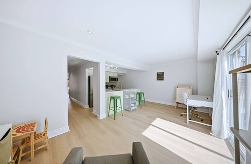 Burlington House | Townhome with Parking Ideal for Longer Stays