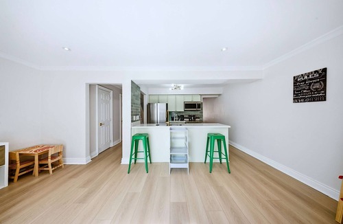 Burlington House | Townhome with Parking Ideal for Longer Stays