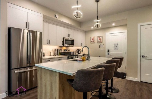 Golden Condo | Trailside Vista | Huge Patio | BBQ | AC | Downtown