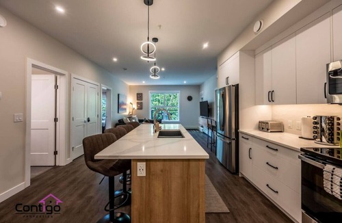 Golden Condo | Trailside Vista | Huge Patio | BBQ | AC | Downtown