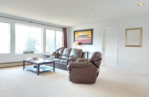 Southeast Kelowna House | Tranquil 2-Bedroom Retreat on Serene Acreage