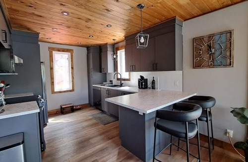 Val-des-Monts Villa | Tranquil Bay on Crystal Clear Lac McGlashan