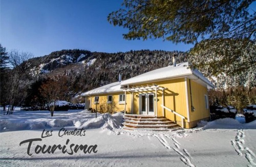 Saint-Raymond Cabin | Tranquil Riverfront Chalet with Hot Tub & Kayaks