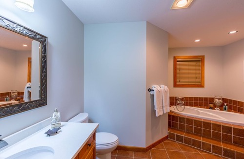 Tuwanek House | Tranquility Bay Waterfront Inn