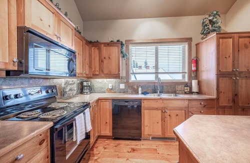 The Forest House | Trapper's Lodge–4 Bd w/Great View, Private Hot Tub