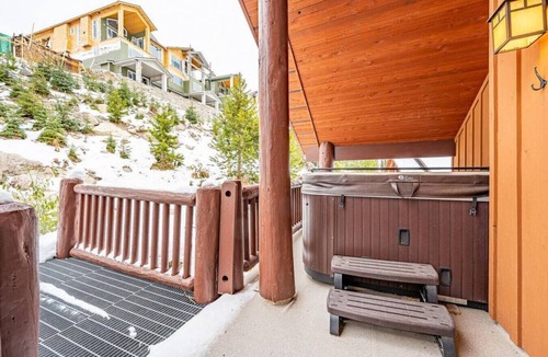 The Forest House | Trapper's Lodge–4 Bd w/Great View, Private Hot Tub