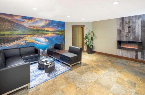 Golden Hotel | Travelodge by Wyndham Golden Sportsman Lodge