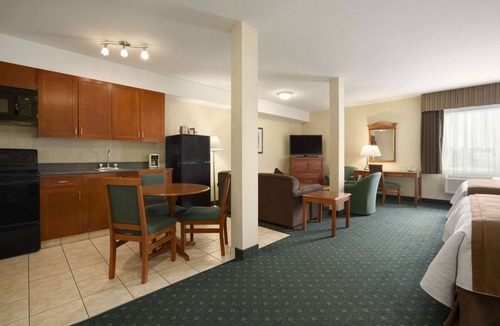 Strathmore Hotel | Travelodge by Wyndham Strathmore