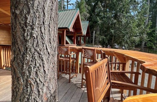 Regional District of Nanaimo Cabin | Treehouse for 10 with Expansive Outdoor Living Space