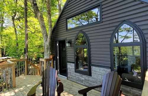 Clare Cabin | Treehouse overlooking the lake
