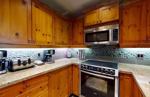 Blackcomb Ski Chalet | TREELINE 30 | Secular 4BR Ski Chalet | Free Parking & Free Shuttle To Lifts