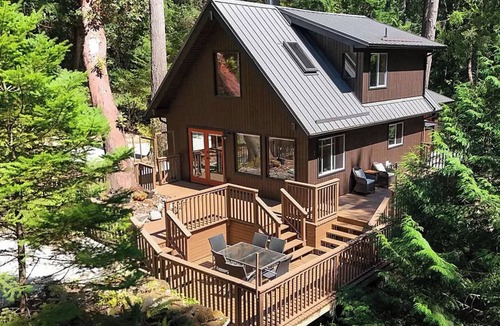 Vesuvius House | Treetop Oasis, 2 Bedrm Paradise on Salt Spring Island