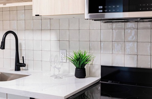 Kitchener Apartment | Trendy 1 queen bed studio Prime Downtown location