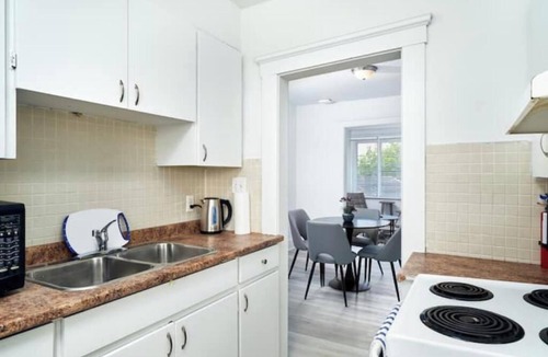 Walkerville Apartment | Trendy 3 BedRoom Perfect for Long Stays! ! !