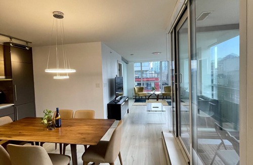 Chinatown Apartment | Trendy Chinatown apartment with parking