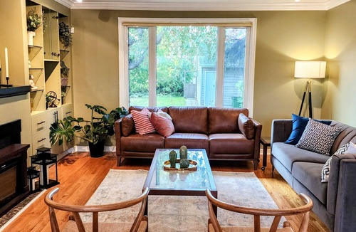 West Edmonton House | Trendy Glenora | Sleeps 10 | 5 min from Downtown & River Valley | Jacuzzi tub!