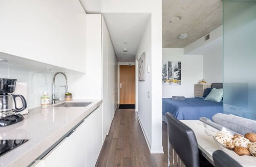Wellington Place Apartment | Trendy & Stylish 1BR in Popular King West