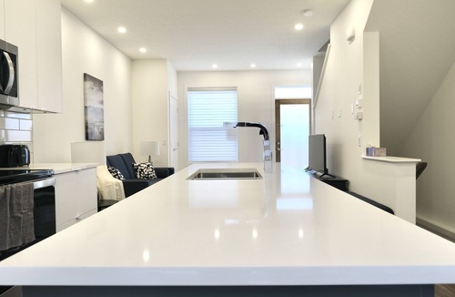 Bridgeland House | TRENDY TOWNHOUSE IN THE HEART OF CALGARY! DISCOUNTED MONTHLY RATES.