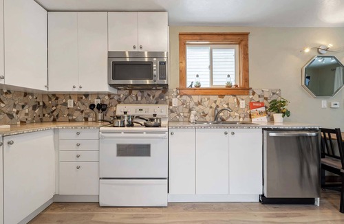 Drumheller House | Triceratops Landing | Cozy & Family-Friendly Home!