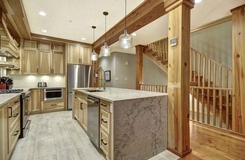 Snow Pine Estates Ski Chalet | True Ski In/Out 5bed 4bath Chalet with Games room & Private Hot Tub