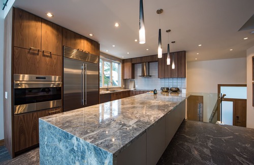 Upper Village House | TRUE ski in/out. ski bike hike to BOTH Gondolas-Pvt HotTub VIEWS-walk everywhere