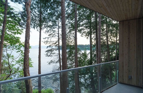 West Sechelt Apartment | Tsuga Beach Inn - Waterfront Retreat - NEW - Salal Suite