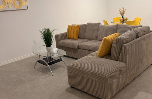 Niagara Falls House | TurquoiseLagoon is a Cosy, Nice homely room will never forget. Clean and Brisky!
