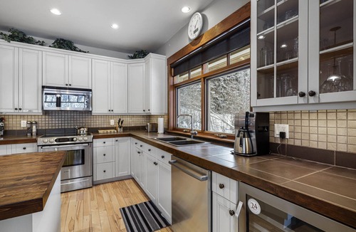 Sun Peaks Ski Chalet | Twin Oaks Chalet: 4BR Ski-In Chalet in Sun Peaks Resort w/Private Hot Tub