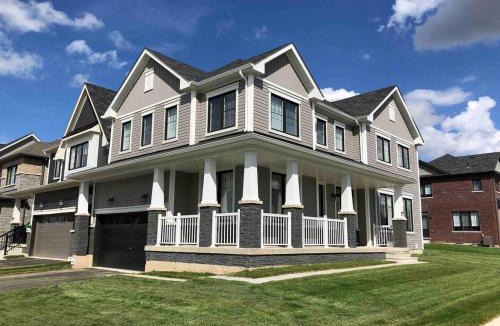 Thorold House | Two Adjacent Modern Homes in West Niagara Sleep 16