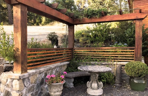 Malahat Cottage | Two-Bed Cabin – Breathtaking Fjord View at the Summit House.