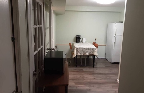 Saanich East House | Two-bedroom plus one den suite w/five beds & spacious parking lot close to UVic