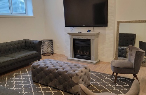 Sherwood Park Apartment | Two Bedrooms Modern Cozy Suite