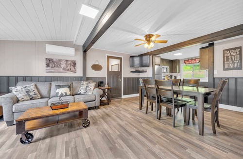 Centre Hastings Cottage | Two Lakefront Cottages with Firepits & Large Docknn