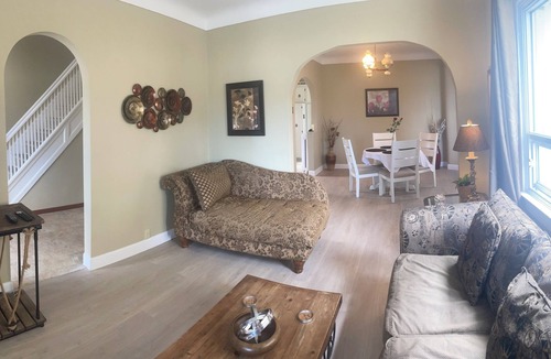 Niagara Falls House | Ultra Close to Clifton Hill & Falls Walk to the Falls & Complimentary Breakfast