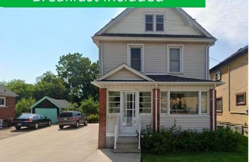 Niagara Falls House | Ultra Close to Clifton Hill and the Falls & Wonderful Free Breakfast Delivered Daily