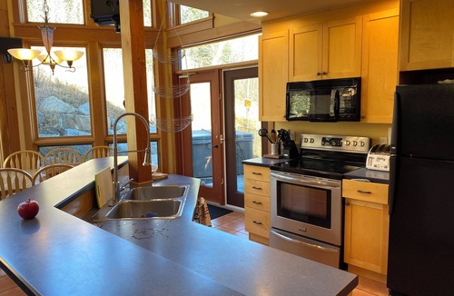 Sunburst Estates Ski Chalet | Unforgettable All Season Retreat True Ski In/Out Sleeps 10 Adults or 14 total