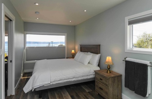 Union Bay House | Union Bay Retreat w/Patio + Views - Walk to Ocean!