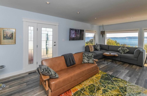 Union Bay House | Union Bay Retreat w/Patio + Views - Walk to Ocean!