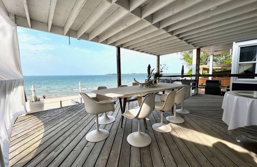 Crystal Beach Cottage | Unique designer beachfront house, 25 min to Niagara Falls