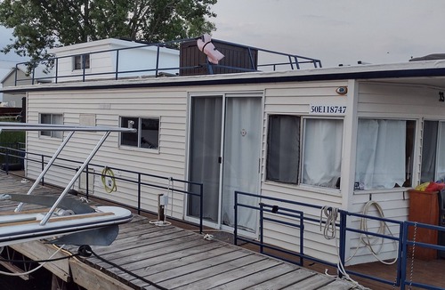 North Grenville Boat Rental | Unique houseboat rental with private dock and land on the historic Rideau River.