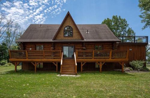 Brighton House | Unique Log House by the Lake, Retreat with Spa Amenities near Presque'ile Provincial Park