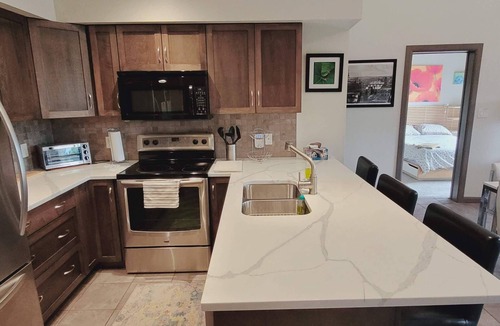 South Pandosy Apartment | Unique Luxury penthouse/large deck Playa del Sol
