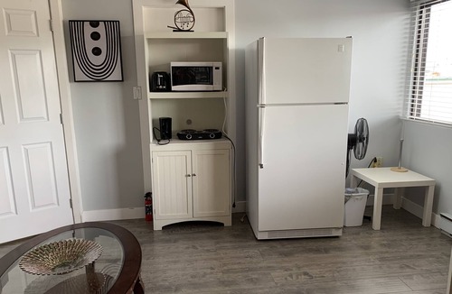 Aldergrove Apartment | UNIT 200A-Bright sunny apartment-2 Beds,1 bathroom,pantry/dining. Food $5 a meal