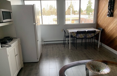 Aldergrove Apartment | UNIT 200A-Bright sunny apartment-2 Beds,1 bathroom,pantry/dining. Food $5 a meal