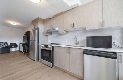 Dean Park Apartment | Unit 8 - Modern Fully Furnished 3 Bedroom Apartment